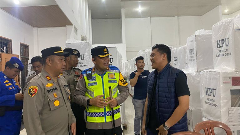Hingga Larut malam Kapolres Pelalawan terus lakukan pemantauan dan pengecekan Rapat Pleno PPK dan gudang logistik KPU kabupaten Pelalawan